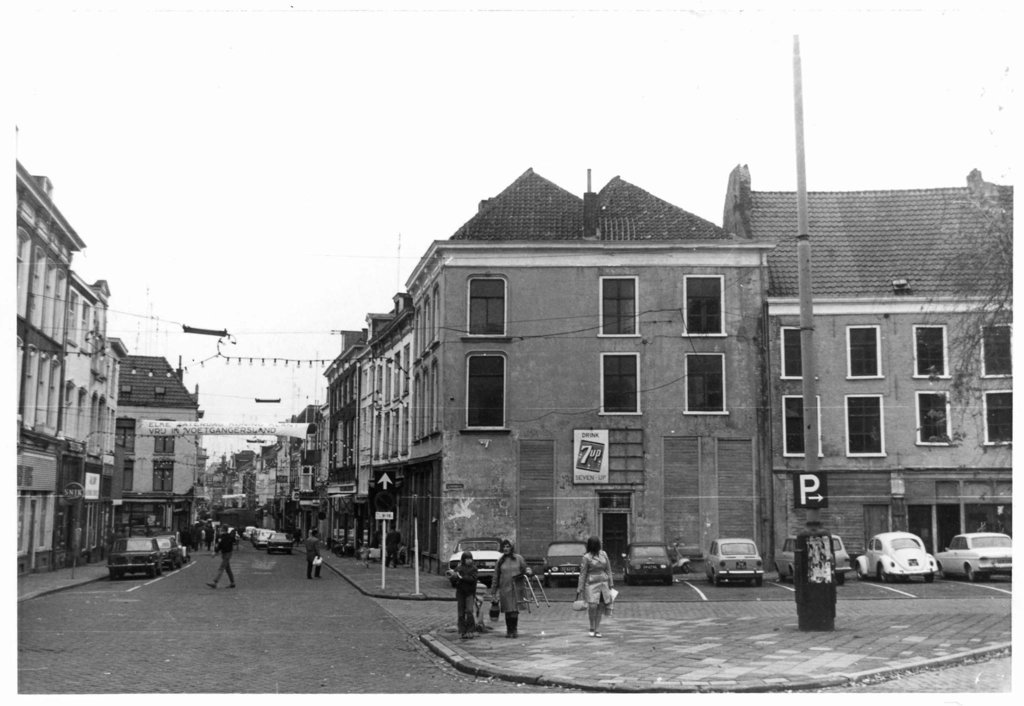 Nijmegen - De Ganzenheuvel in 1970 op de hoek bij de Lange Hezelstraat