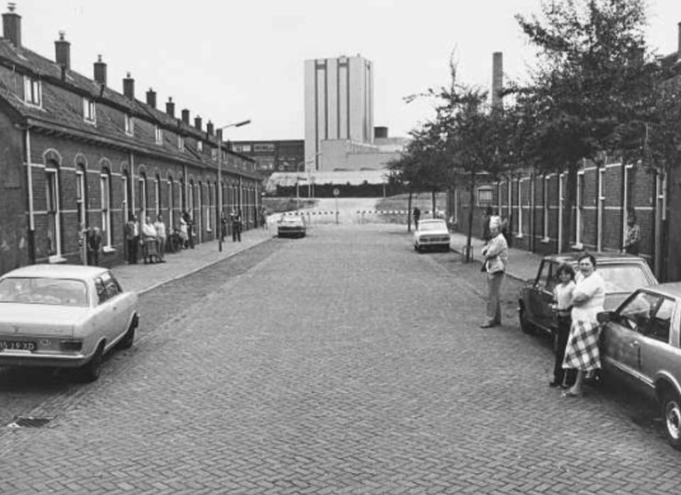 Nijmegen - De Dijkstraat omstreeks 1979 met op de achtergrond de Honig-Fabriek
