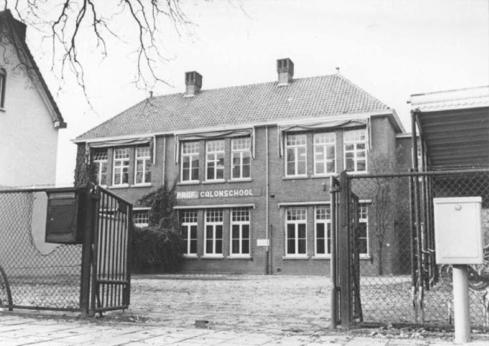 Nijmegen - De Heilig Hartschool aan de Dorpsstraat in 1973
