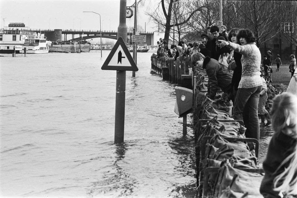Nijmegen - De Waalkade tijdens hoog water in de jaren '70
