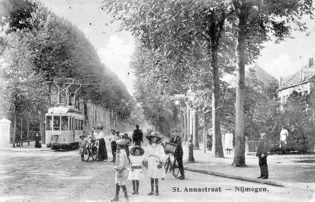 Nijmegen - De St. Annastraat in 1913