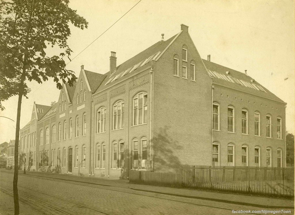 Nijmegen - De Nieuwe Marktstraat in 1917 bij de Ambachtsschool