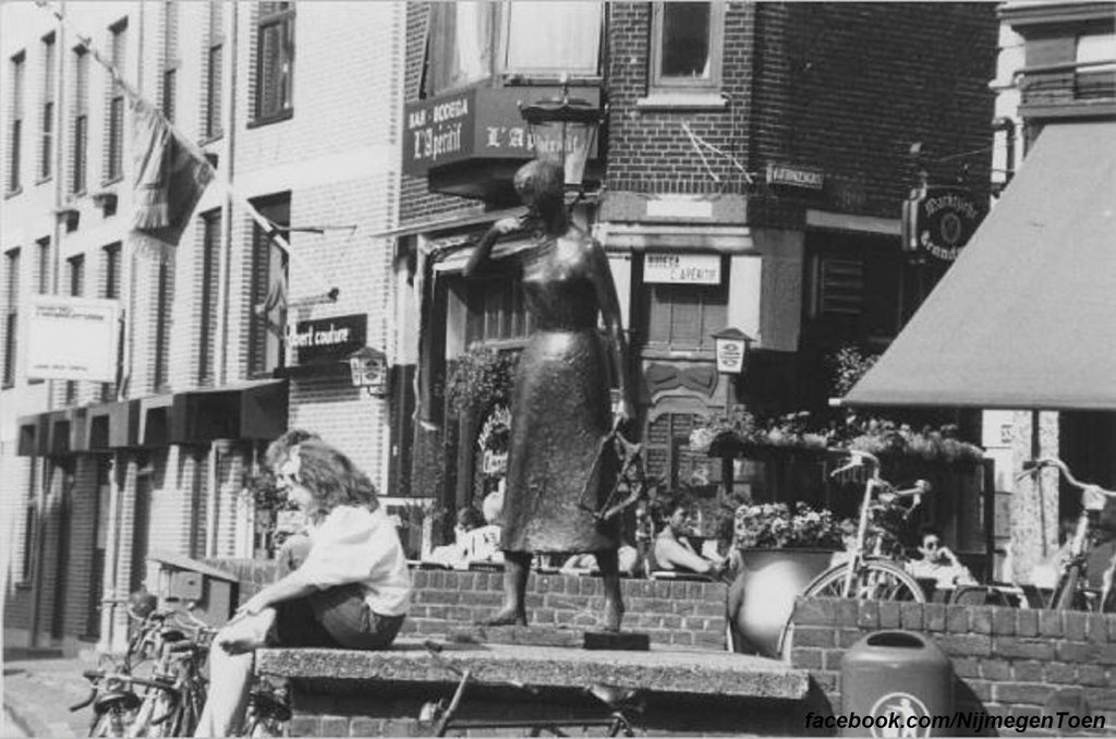 Nijmegen - Het beeld van Mariken van Nimwegen; hier nog te zien op haar oude stek op de Grote Markt aan de rechterzijde van de Waag in 1983