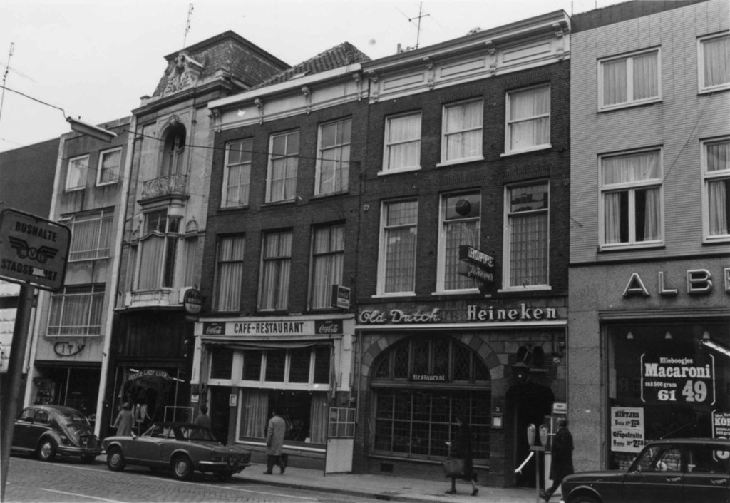 Nijmegen - Café Old Dutch in de Burchtstraat 1971