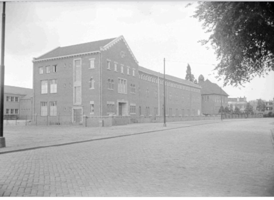 Nijmegen - De Bijleveldsingel in 1952 met zusterhuis Saint louis