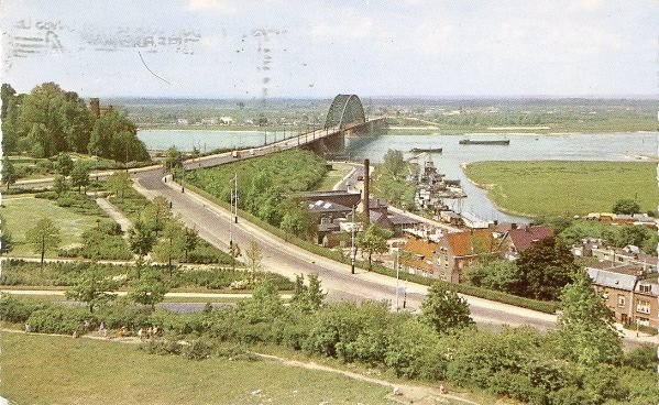 Nijmegen: Het Keizer Traianusplein en verderop de Waalbrug eind jaren 50