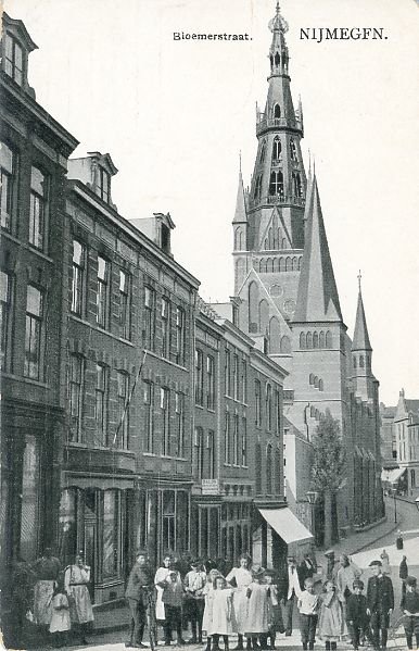 Nijmegen: De Bloemerstraat omstreeks 1918