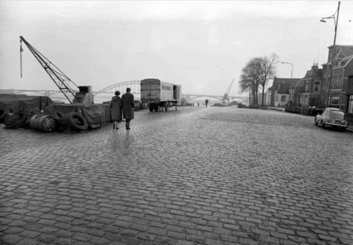 De Waalkade ter hoogte van de Oude Haven omstreeks 1961