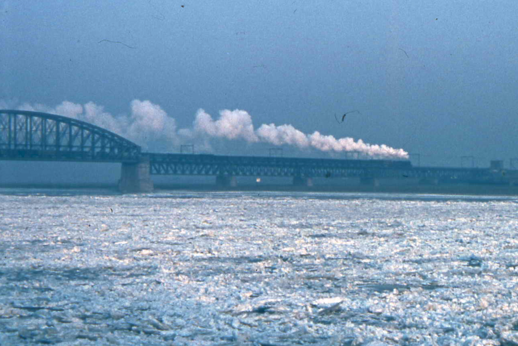De Waal omstreeks 1959 gezien vanaf de Waalkade met flinke ijsgang die scheepvaart nagenoeg onmogelijk maakt