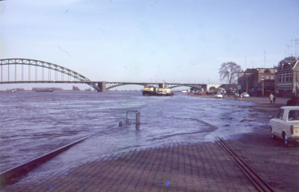 De Waalkade omstreeks 1965 tijdens een hoge waterstand met het water op de kade.