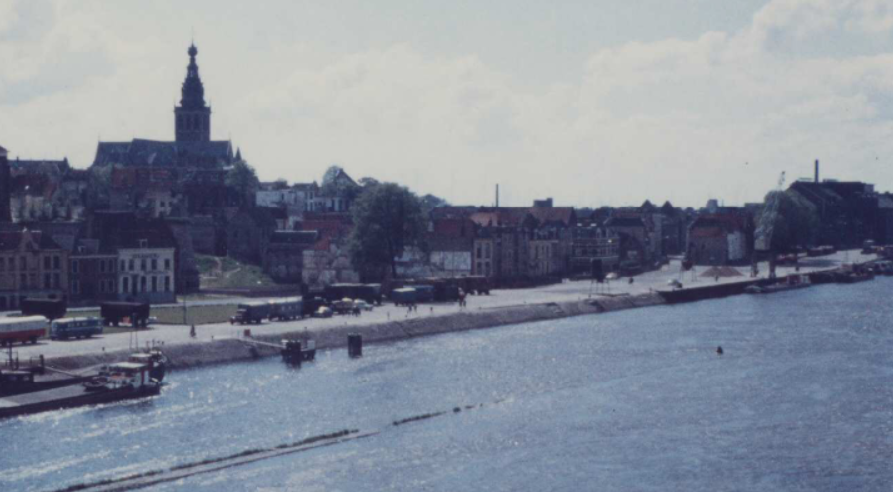 De Waalkade omstreeks 1963 gezien vanaf de Waalbrug