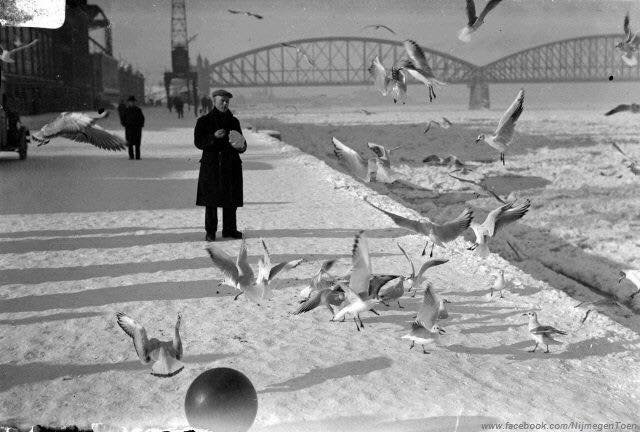De Waalkade in 1940 toen de winters nog echt winters waren.