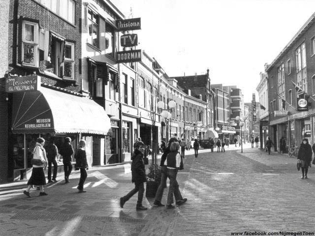 De Ziekerstraat in Nijmegen in 1985. De foto is gemaakt vanaf de hoek van de Koningstraat in de richting van de Van Schevichavenstraat. Op de foto is de ingang van de toenmalige entree van Passage Mariënburg te zien.