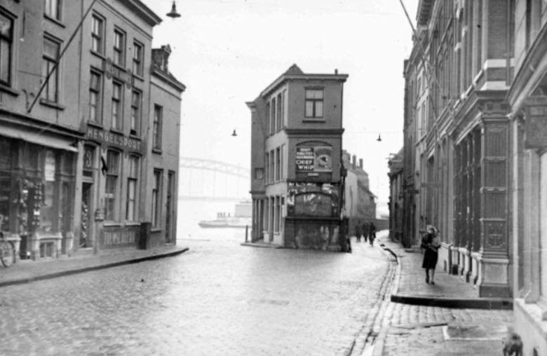 De Lage Markt in Nijmegen (in de Benedenstad) omstreeks 1939. We zien op de achtergrond al de verkeersbrug over de Waal