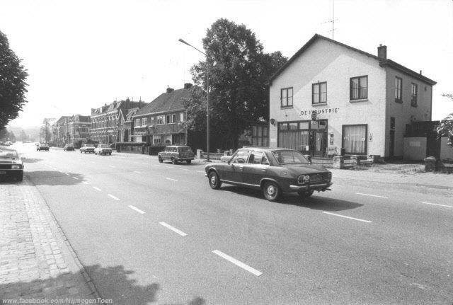 Cafe Bar De Industrie aan de Weurtseweg omstreeks 1982