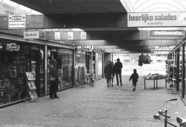 Winkelcentrum Meijhorst in 1976 met aan de linkerzijde Foto Roos, reisbureau Atlas, Drogisterij DA met postkantoor en het filiaal van de Boerenleenbank. Aan de rechterzijde de slagerij (naam ons niet bekend), Stomerij Palthenette, MOTO Schoen- en Sleutelservice, de Iris Optiek en daarachter het filiaal van de Algemene Bank Nederland (ABN).