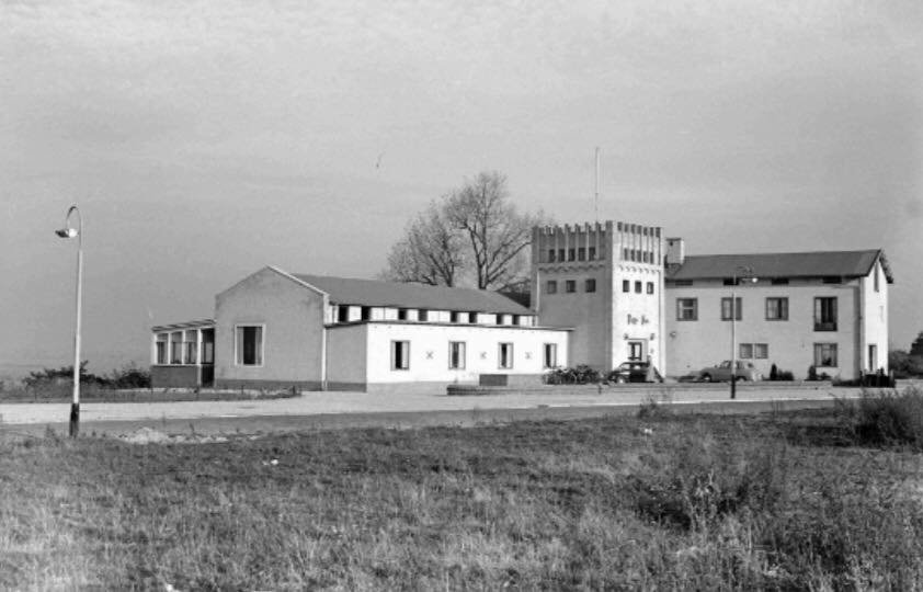 Vanuit de Barbarossastraat kijken we op deze foto naar Hotel Café Restaurant Pays Bas aan de Batavierenweg omstreeks 1955