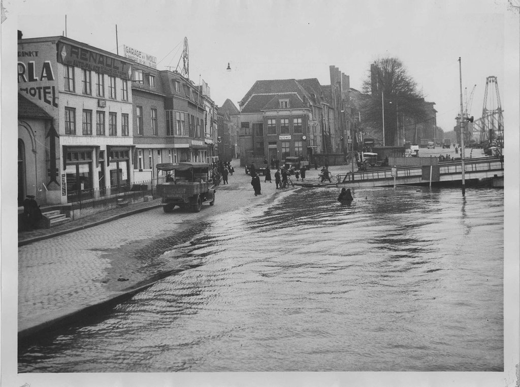 Hoog water aan de Waalkade in Nijmegen in 1935