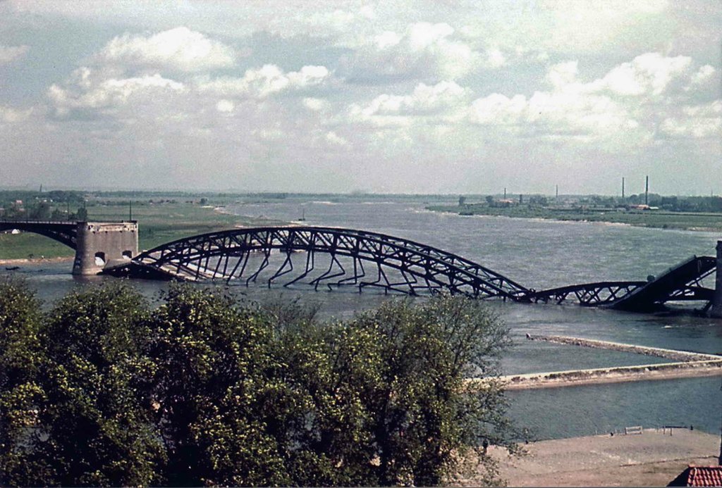 De Waalbrug, kort na de verwoesting door eigen troepen. Op 10 mei 1940 werd de brug door de Nederlandse Genie opgeblazen om de opmars van het Duitse leger te stuiten. Tijdens de bezetting herstelden de Duitsers de brug, zodat deze in 1943 weer in gebruik kon worden genomen.