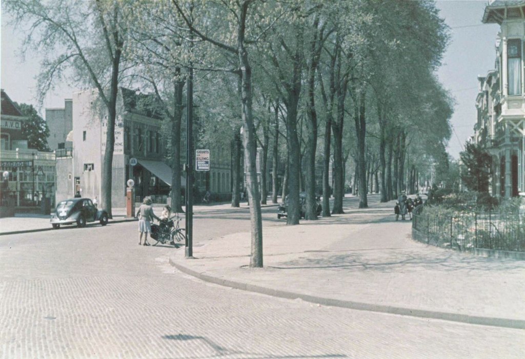 De Berg en Dalseweg gezien vanaf het Mariaplein in 1939 met enkele (toen nog) gloednieuwe Volkswagen Kevers die het jaar daarvoor op de markt waren gekomen.