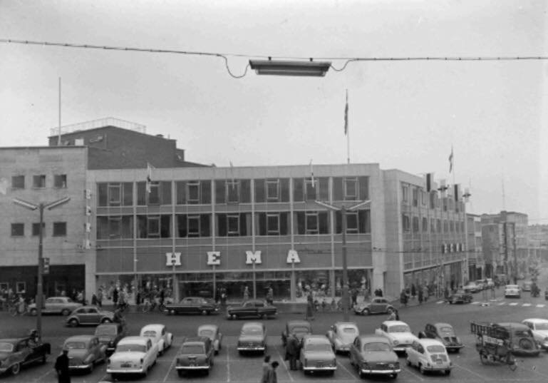 De Grote Markt in Nijmegen omstreeks 1958. We zien hier vanaf het Waaggebouw de nieuwe winkel van de Hema en rechts kijken we in de Augustijnenstraat