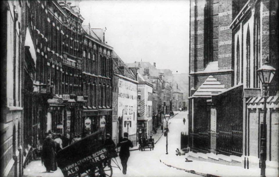 De Augustijnenstraat in Nijmegen omstreeks 1888 gezien vanuit de Stikke hezelstraat