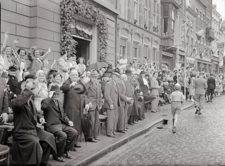Bewoners van het Oud Burgeren Gasthuis aan de Molenstraat zijn in 1950 in afwachting van het bezoek van Koningin Juliana en Prins Bernhard aan Nijmegen