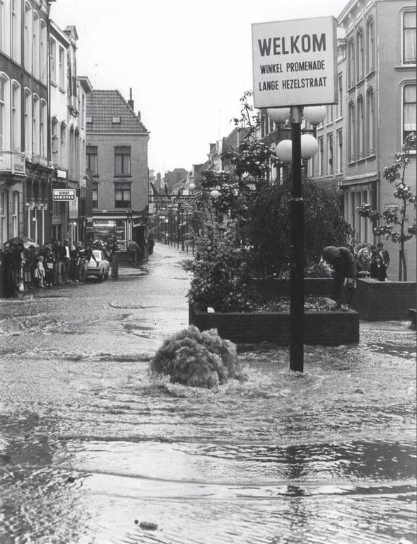 De Lange Hezelstraat in Nijmegen omstreeks 1977 na een forese regenbui