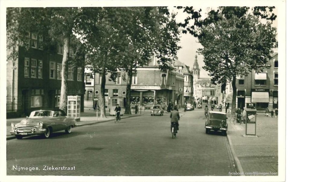 Vanuit de Van Schevichavenstraat kijken we in de richting van de Ziekerstraat in de jaren '60