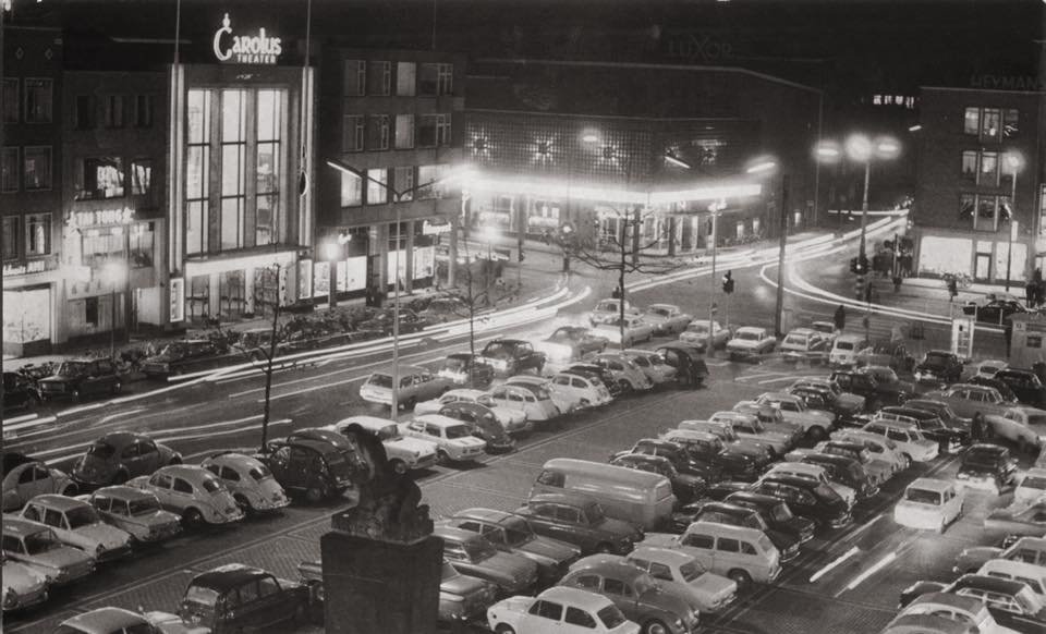 EEn avondopname van Plein 1944 uit 1969. Deze foto is gemaakt vanuit het pand van de firma Van der Werf. Duidelijk zichtbaar zijn Chinees Restaurant Tai Tong en daarnaast bioscoop Carolus