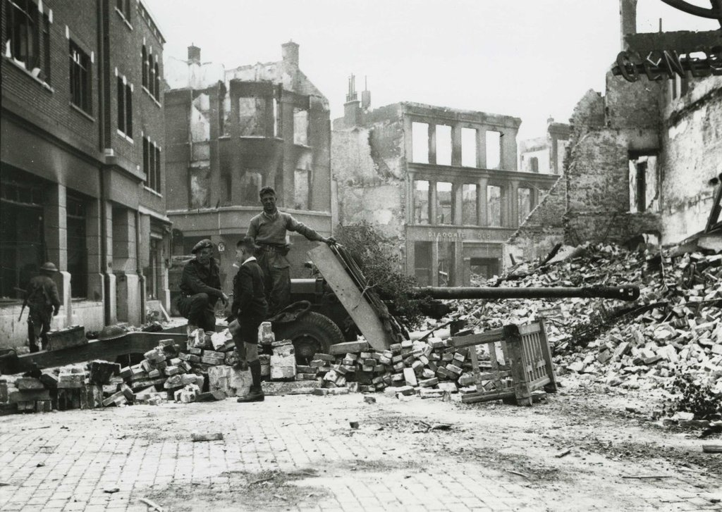 Na de bombardement bij Plein 1944