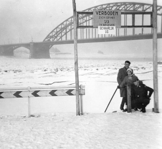 De Waalbrug in het ijs in 1963
