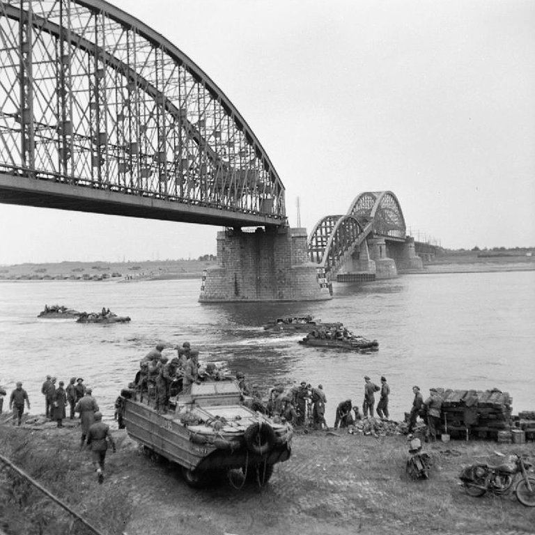 De Spoorbrug over de Waal in Nijmegen in 1944