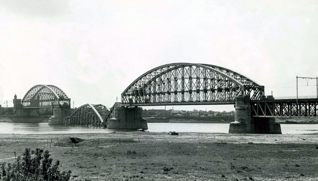 De Spoorbrug over de Waal in Nijmegen in 1940