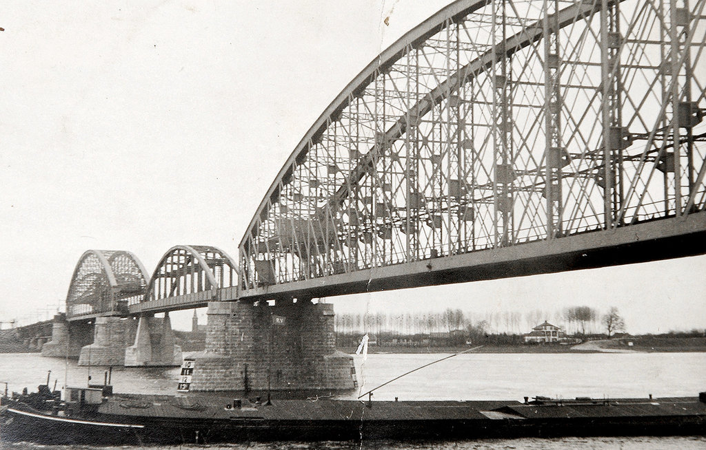 De Spoorbrug over de Waal in Nijmegen in 1940