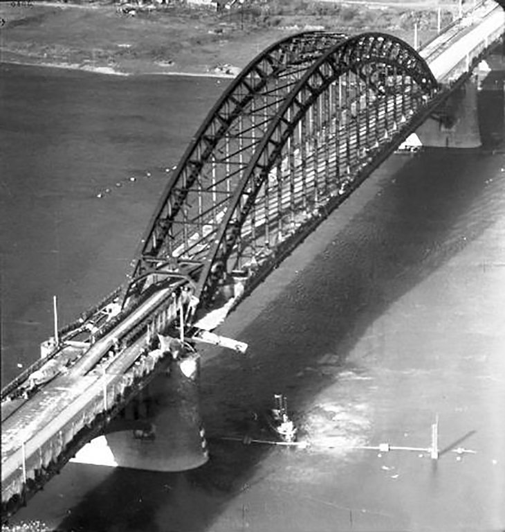 De Waalbrug in Nijmegen in 1944
