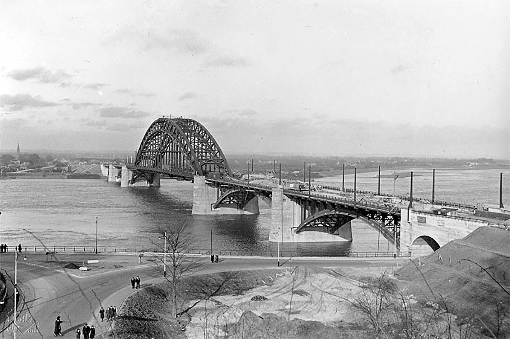De Waalbrug in Nijmegen in 1944