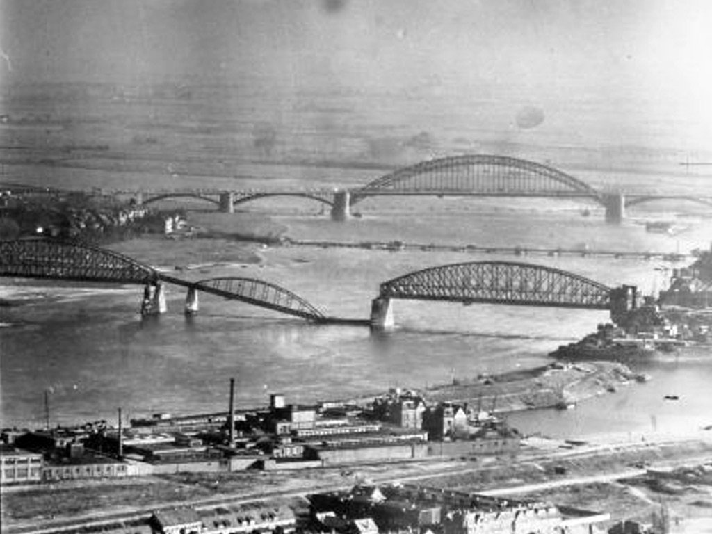 De Waalbrug in Nijmegen in 1944