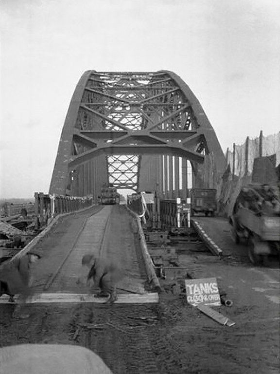 De Waalbrug in Nijmegen in 1944