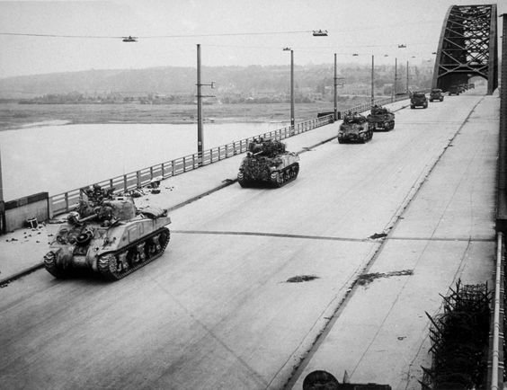 De Waalbrug in Nijmegen in 1944