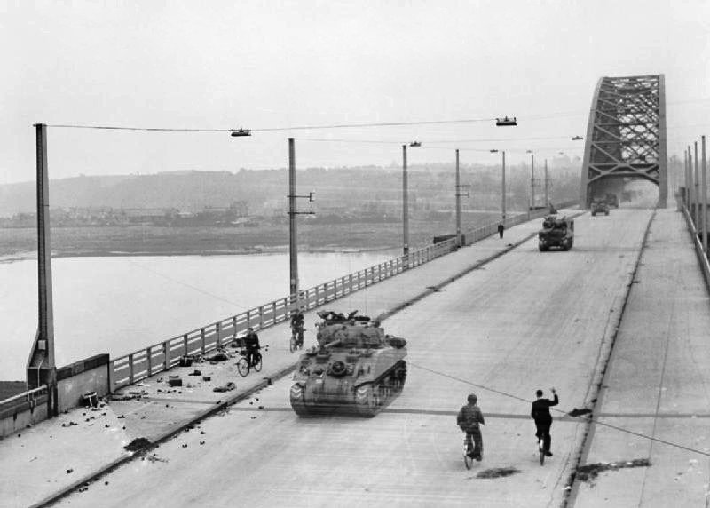 De Waalbrug in Nijmegen in 1944