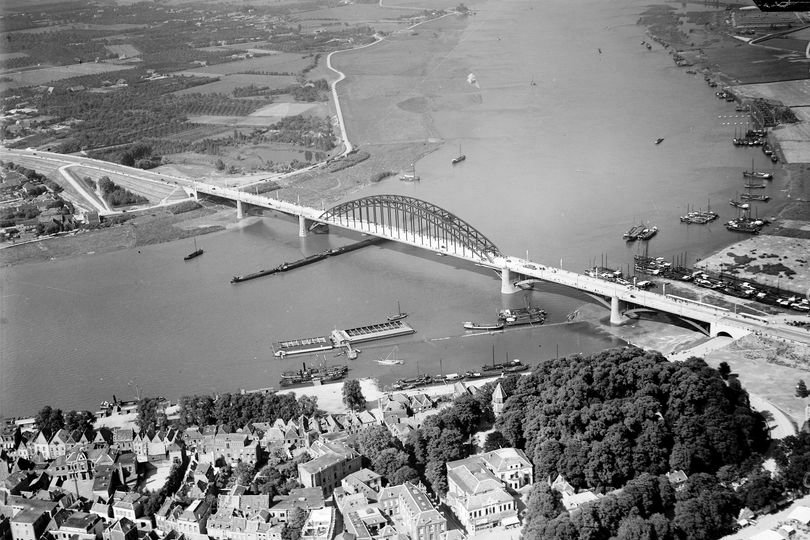 Nijmegen - Luchtfoto van de net opgeleverde verkeersbrug bij Nijmegen omstreeks 1937