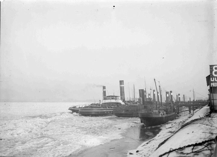 Nijmegen - 1929 de Waal bij Nijmegen met sleepboten die wachten op beter weer aan de Waalkade.