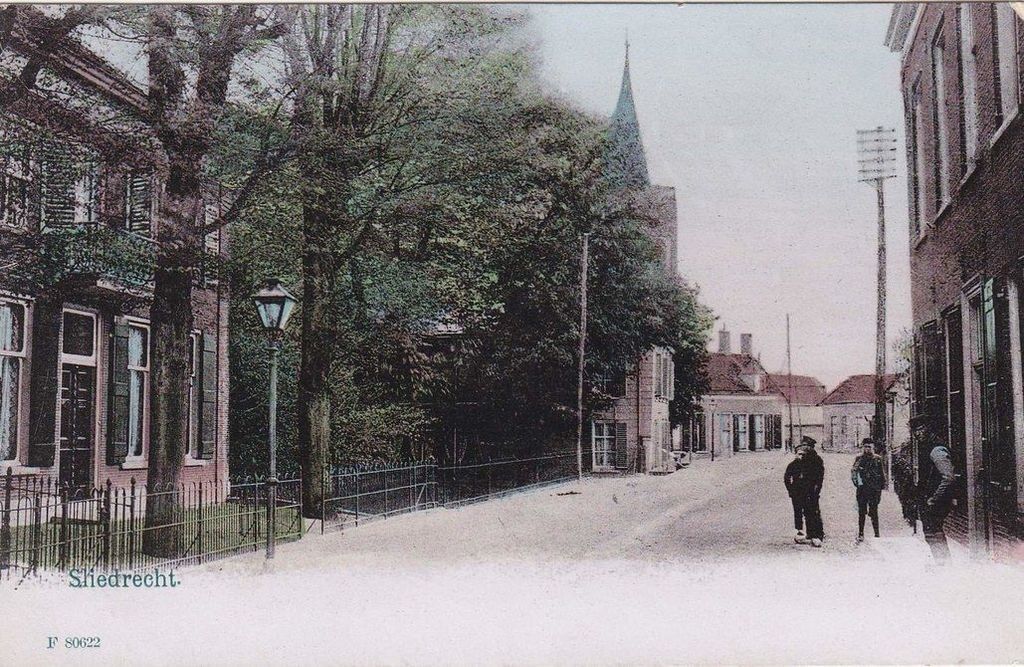Kerkbuurt (west van de kerk) Sliedrecht