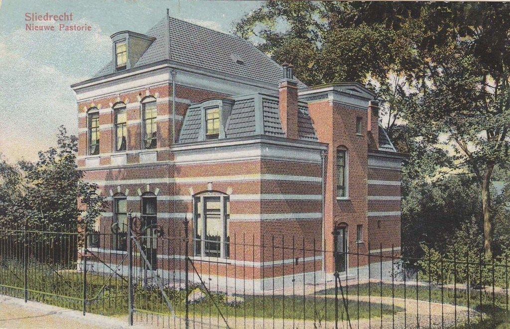 Kerkbuurt (west van de kerk) Sliedrecht